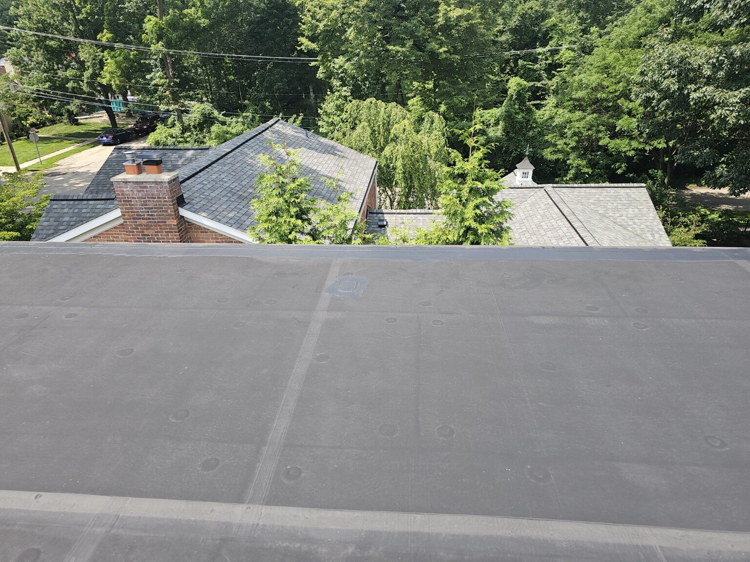 Finished flat roof with clean membrane seams